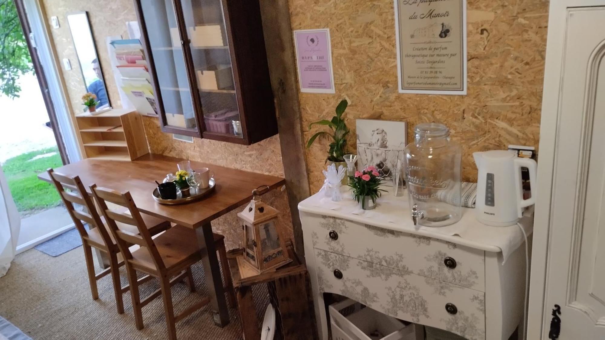 Le Laboratoire Shabby Chic De La Parfumerie Du Manoir Chavagne Luaran gambar